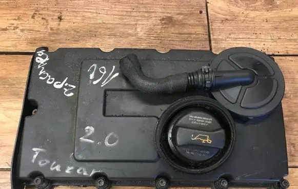 Volkswagen Touran I Rocker cam cover 03G103475