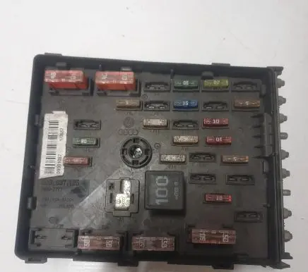 Volkswagen PASSAT B6 Fuse box set 3C0937125 63592777