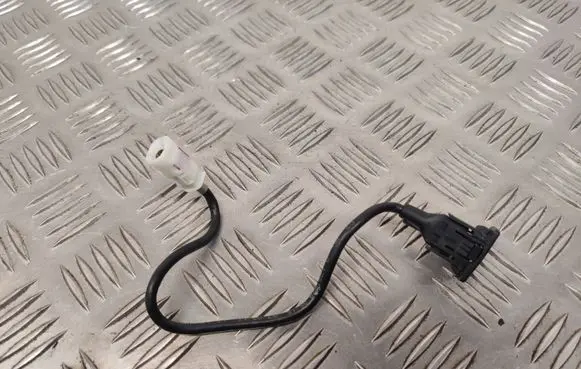 Mercedes-Benz C W204 USB socket connector A1728200515