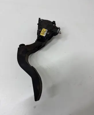 Accelerator throttle pedal