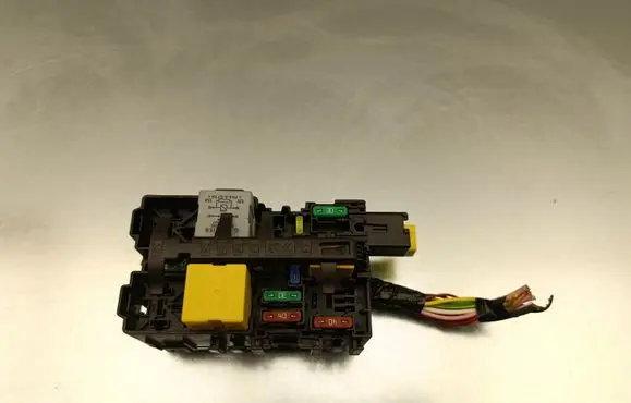 Peugeot 5008 II Fuse module 9806192580