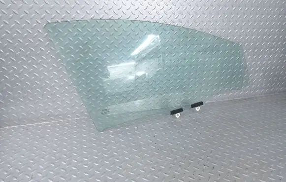 Toyota Yaris XP210 Front door window glass four-door 68101K0010