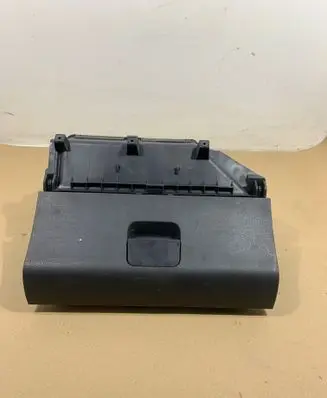 Volkswagen Polo IV 9N3 Glove box
