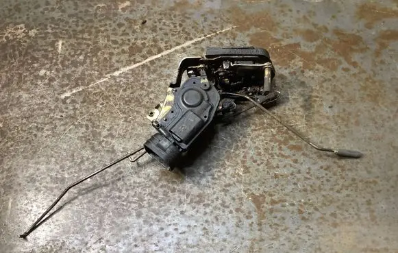 Suzuki Grand Vitara I Loading door lock 