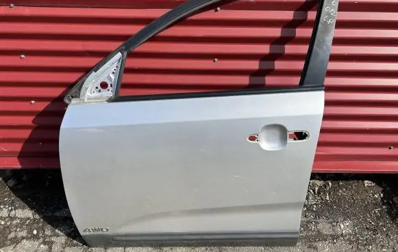 KIA Sorento Front door