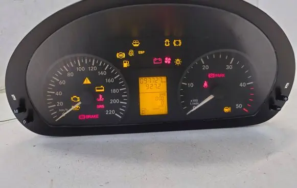 Mercedes-Benz Vito Viano W639 Speedometer (instrument cluster) A6399001100 6399001100