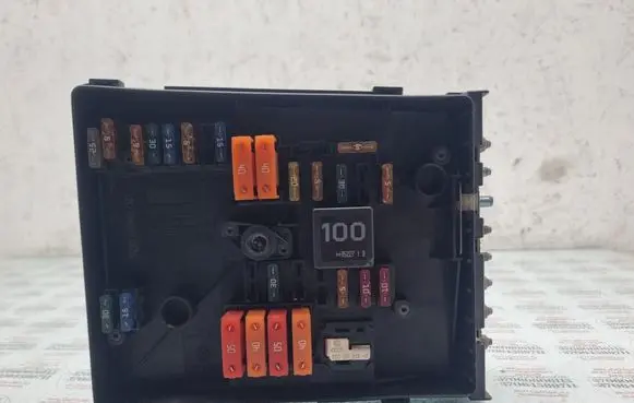 Volkswagen Touran I Fuse module 1K0937806D