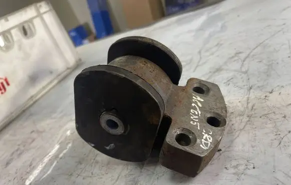 Hyundai Accent Engine mount bracket 2181425700