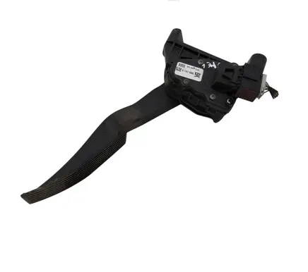 Accelerator throttle pedal
