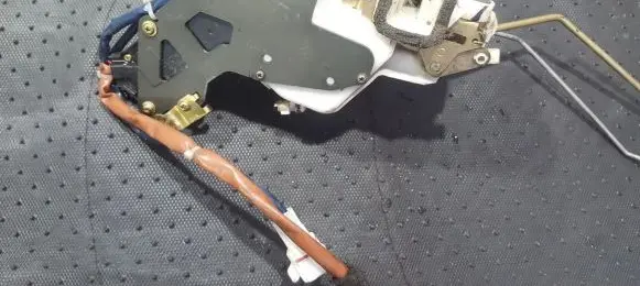 Suzuki Liana Front door lock
