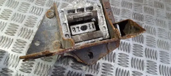 Ford Mondeo Mk III Engine mount bracket 1s717m123bc 1s71-7m123-bc