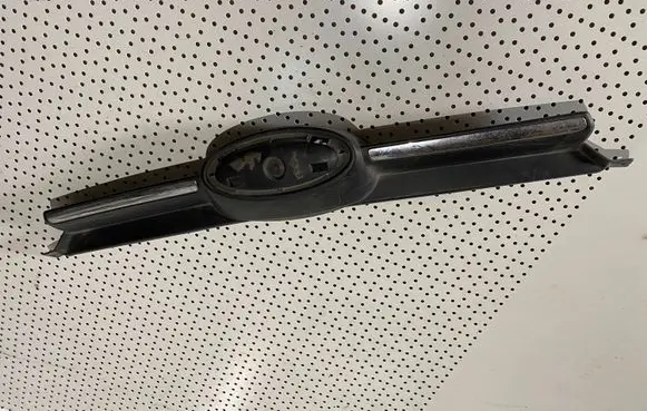Ford Focus Front bumper upper radiator grill BM51BA133B