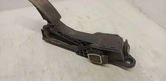 Mercedes-Benz ML W164 Accelerator throttle pedal A1643000004