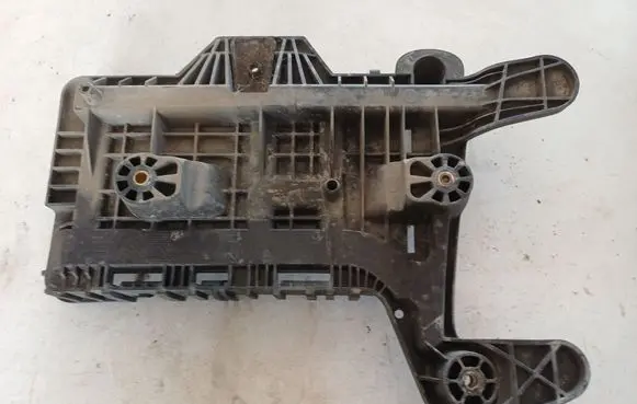 Volkswagen PASSAT B6 Battery tray 1K0915333H