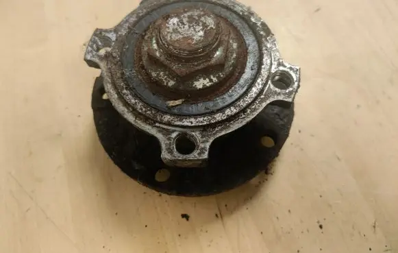 Front wheel hub spindle knuckle