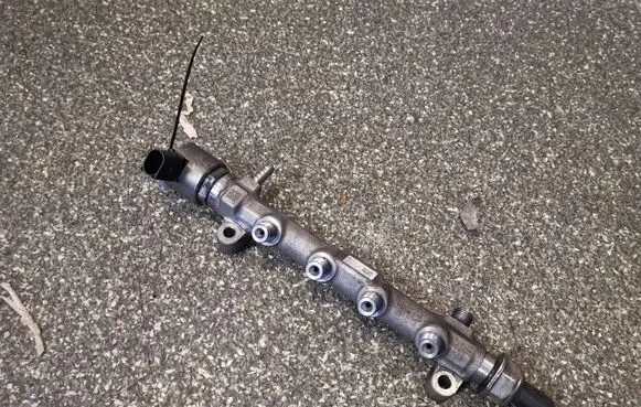 Volkswagen Touran III Fuel main line pipe 04L089G