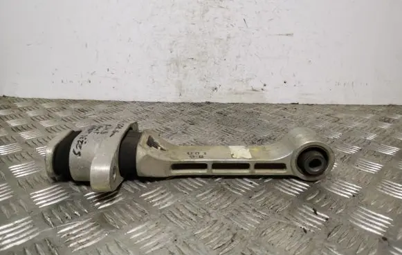 KIA Sorento Engine mount bracket