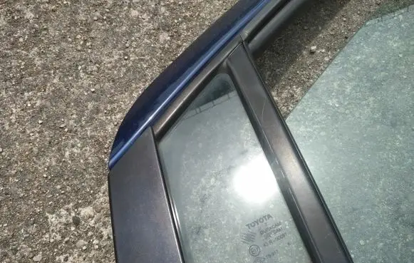 Toyota Yaris Front door vent window glass four-door 
