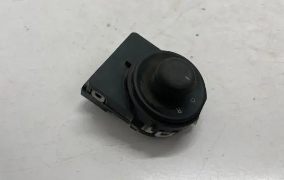 Wing mirror switch
