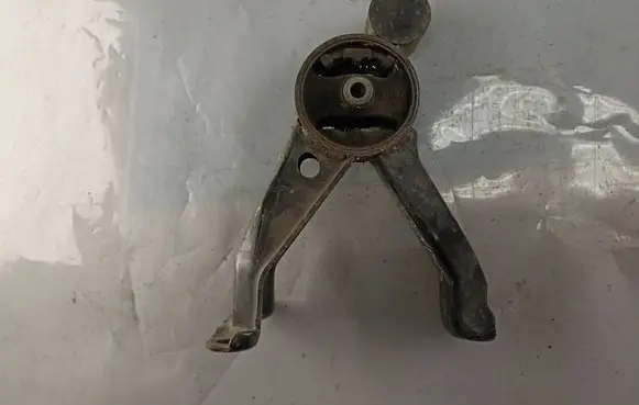 Mitsubishi Grandis Engine mount bracket MR594385 379