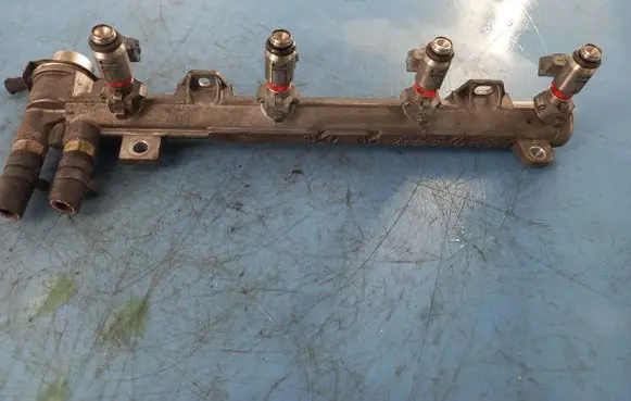 Volkswagen Golf IV Fuel injector supply line/pipe 