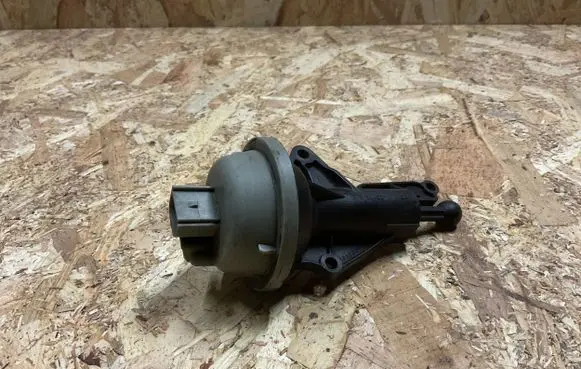 Ford Mondeo Mk III Valve vacuum 1S7G9L492