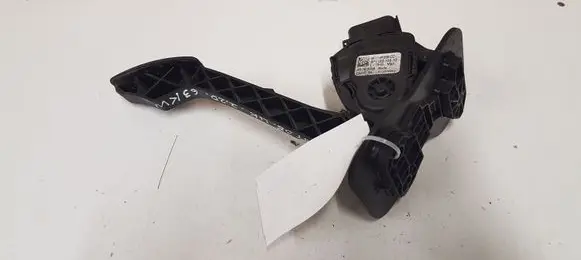 Accelerator throttle pedal