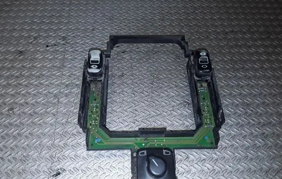 Mercedes-Benz C W202 Electric window control switch 2028208110
