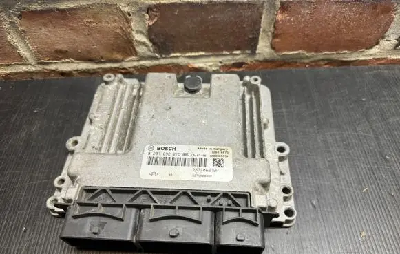 Renault Captur Engine control unit/module 237106319R 0281032215 237106635R