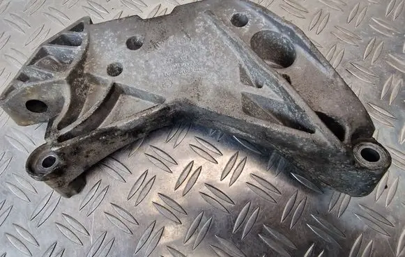 Engine mounting bracket