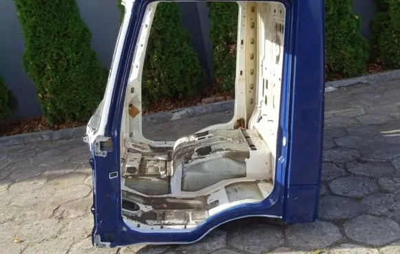 Iveco Daily 3rd gen Side skirt front trim 