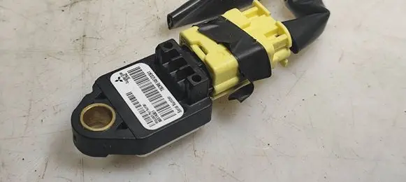 Mitsubishi Outlander Airbag deployment crash/impact sensor 8651A001 39754C TB4ME1461ZD341