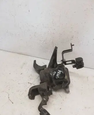 Toyota Prius (XW30) Engine mount bracket