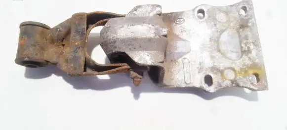Opel Sintra Engine mount bracket 121898c