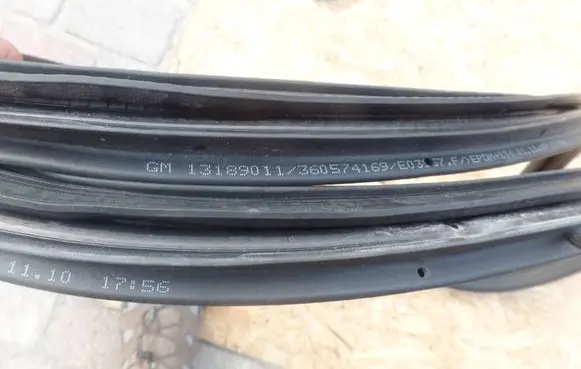 Opel Corsa D Front door rubber seal 13189011