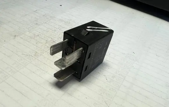 Volvo S40, V40 Other relay MB953382