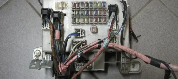 Toyota Land Cruiser (J120) Fuse module 8198050030