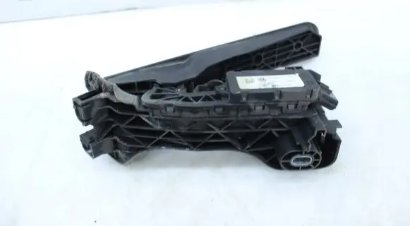 Volkswagen PASSAT B6 Accelerator throttle pedal 1K1721503L 6PV00860000