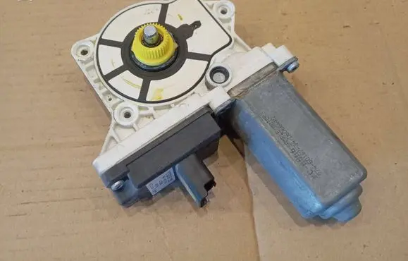 Mitsubishi Colt Front door window regulator motor 7M28 A72206 9007451234