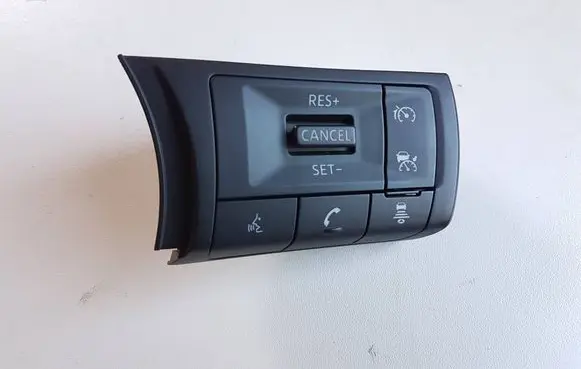 Steering wheel buttons/switches
