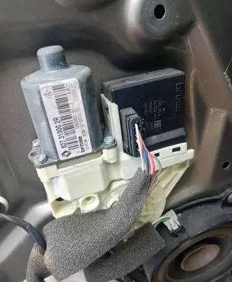 Renault Megane III Rear door window regulator motor 827310002R 965368104