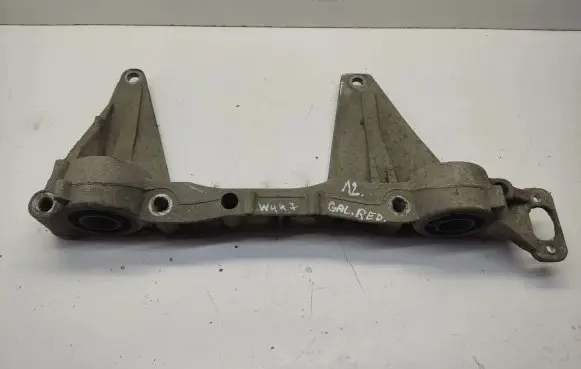 Mercedes-Benz Vito Viano W447 Rear differential/diff mount bracket A4473530000