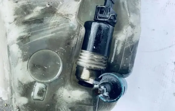 Volkswagen PASSAT B4 Windscreen/windshield washer pump