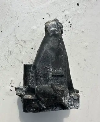 Mercedes-Benz C W204 Engine mounting bracket