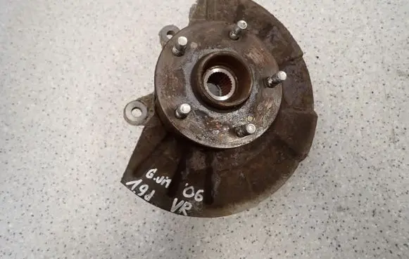 Suzuki Grand Vitara II Front wheel hub spindle knuckle 