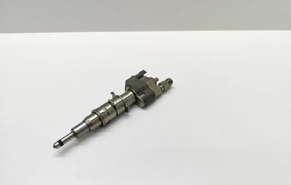 BMW 5 E60 E61 Fuel injector 7589048 758904811 13537589048