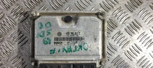 Skoda Octavia Mk1 (1U) Engine control unit/module 038906012E 28SA4833 0281010105