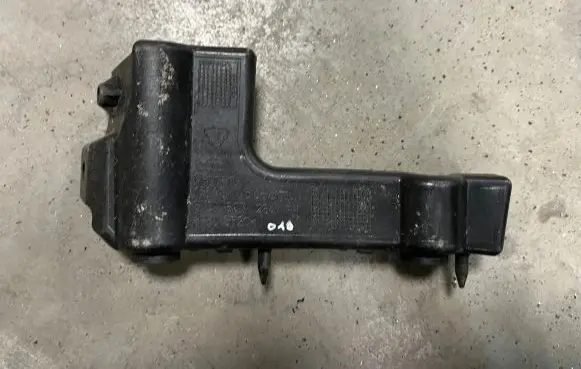 Audi A5 8T 8F Front bumper mounting bracket 8T0807284