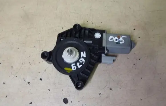 Nissan Qashqai Front door window regulator motor C22010100 Z679