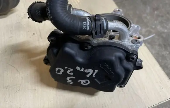 Audi Q3 8U Throttle valve 04L128059